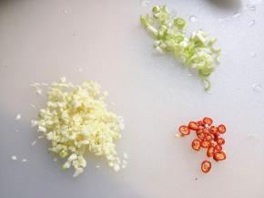 7.	大蒜去皮切末，葱花切好，小米辣切末，