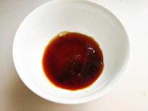 9.	来调一碗好吃的酱汁，酱油、蚝油、盐、糖、米醋搅拌均匀