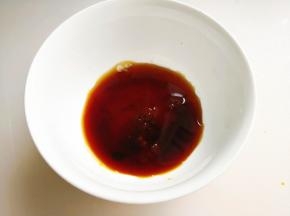 9.	来调一碗好吃的酱汁，酱油、蚝油、盐、糖、米醋搅拌均匀