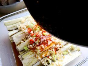 11.	再取适量的食用油放到锅里烧热后浇到茄子上，香味四溢啊，吃的时候拌匀就可以啦，超开胃。