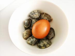 1.	先将所需要的食材准备好，花蛤要提前泡水吐出泥沙，这样吃的时候才不会有沙子影响口感，