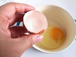 2.	将鸡蛋打入耐高温的容器中，加入半蛋壳的清水，再加入少许的盐，