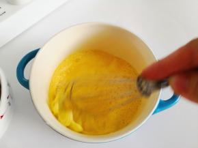 3.	并用手动打蛋器搅拌均匀，