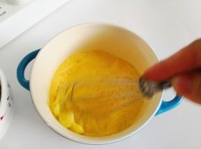 3.	并用手动打蛋器搅拌均匀，