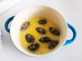 4.	再放入吐好泥沙的花蛤，如果希望花蛤都张开好看，可以先用小刀将其撬开，这里我没有撬开，所以蒸出来的花蛤比较自然，有张开的，有合在一起的，