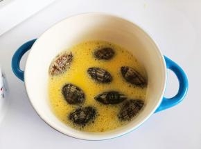 4.	再放入吐好泥沙的花蛤，如果希望花蛤都张开好看，可以先用小刀将其撬开，这里我没有撬开，所以蒸出来的花蛤比较自然，有张开的，有合在一起的，