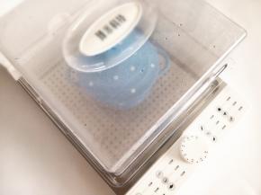 5.	一切就绪就可以上锅蒸了，蒸汽料理锅的水箱加入适量的纯净水，再把装蛋液的容器盖上盖子，也可以盖上耐热保鲜模，再盖好料理机的盖子，时间选择12分钟，