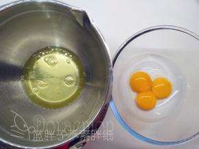 蛋黄蛋白分开，分别放进无油无水的打蛋盆中。