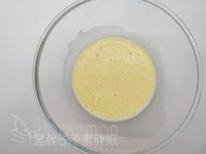 蛋黄加入椰浆中，翻拌均匀。