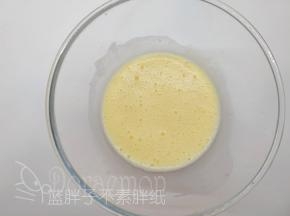 蛋黄加入椰浆中，翻拌均匀。