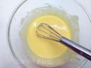 筛入低筋面粉和椰子粉，用手动打蛋器画“Z\