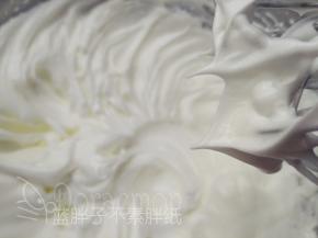 往蛋白中分3次加入糖粉，用电动打蛋器打至干性发泡。