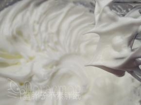 往蛋白中分3次加入糖粉，用电动打蛋器打至干性发泡。