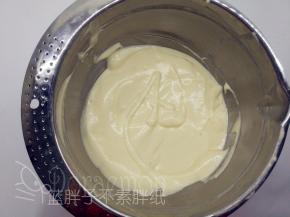 再将蛋糕糊倒回蛋白霜中，继续用翻拌的手法拌匀，直至看不到一丝蛋白，面糊呈细腻光滑状。