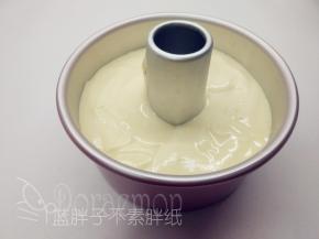 将面糊倒入学厨玫瑰金色6寸中空蛋糕模中，用刮刀稍微抹平，再震两下。