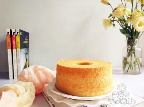 可以借助脱模刀，或者手工脱模。