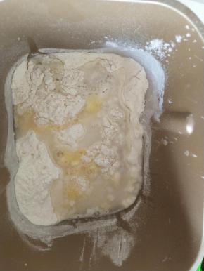 2、面团材料除黄油外全部放入面包机揉面。