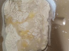 2、面团材料除黄油外全部放入面包机揉面。