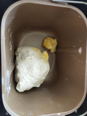 3、揉成团后加入黄油继续揉。