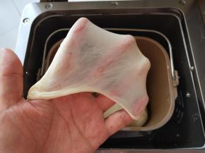 4、揉出薄膜即可，然后盖保鲜膜静置20分钟。
。