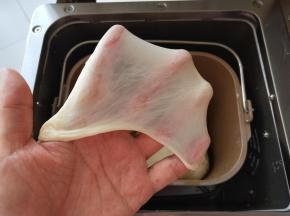 4、揉出薄膜即可，然后盖保鲜膜静置20分钟。
。