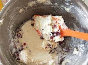 6、这时候可以做奶酪馅，蔓越莓切碎，将奶酪和糖粉混合用打蛋器打顺滑，在加入蔓越莓干拌匀，装入裱花袋