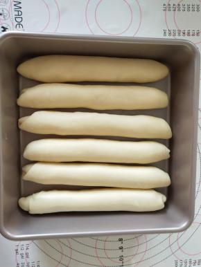 9、放入模具中，盖保鲜膜放入温暖处发酵到2.5倍大。