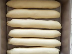 9、放入模具中，盖保鲜膜放入温暖处发酵到2.5倍大。