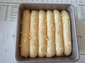 10、这时候做酥粒，将酥粒材料混合后用手搓成颗粒状。发酵好的面团表面刷全蛋液，撒酥粒。