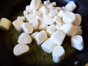 黄油融化后放入棉花糖搅拌