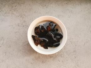 木耳提前泡软。