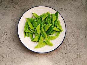 荷兰豆去掉两边筋，对半切段。