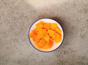 红萝卜去皮切片，也可以用模具印出花纹。