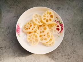 莲藕洗净去皮，切片。