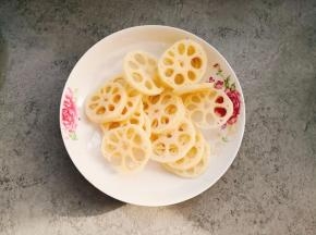 莲藕洗净去皮，切片。