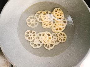 锅中倒水烧开，分别把莲藕，木耳，荷兰豆，红萝卜焯水断生，捞起控干水分。