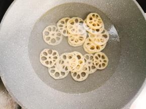 锅中倒水烧开，分别把莲藕，木耳，荷兰豆，红萝卜焯水断生，捞起控干水分。