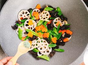 加入适量蔬之鲜和盐调味，翻炒均匀即可。