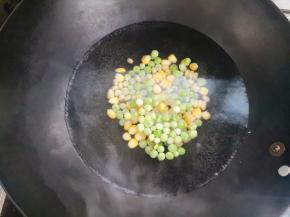 青豆，玉米焯熟捞起控干水分，红椒随自己喜好选择要不要焯水。
