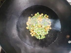 青豆，玉米焯熟捞起控干水分，红椒随自己喜好选择要不要焯水。