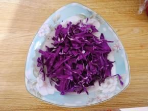 紫甘蓝洗净切丝。