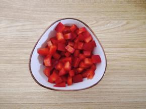 红椒洗净切丁。