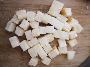 吐司切丁。