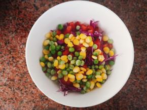 把所有蔬菜放入碗中。