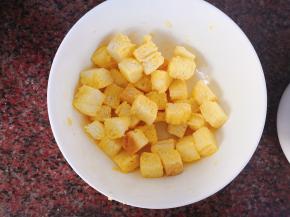 放入吐司丁拌匀，让吐司裹满蛋液。