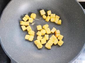 锅中倒少许油，把吐司丁煎到微焦即可。