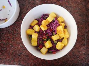 放入黑芝麻，吐司丁，挤上沙拉酱拌匀即可。