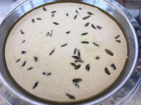 将米糊倒入容器里，撒上葡萄干上蒸锅蒸30分钟。