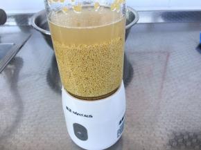 将泡好的小米用工具打成米浆。