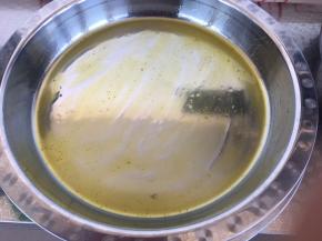 模具底部刷上少许油